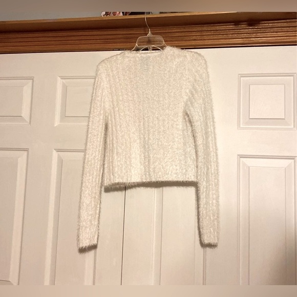 White fuzzy sweater - Picture 6 of 6